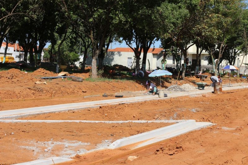 Praça João Casella recebe novo calçamento