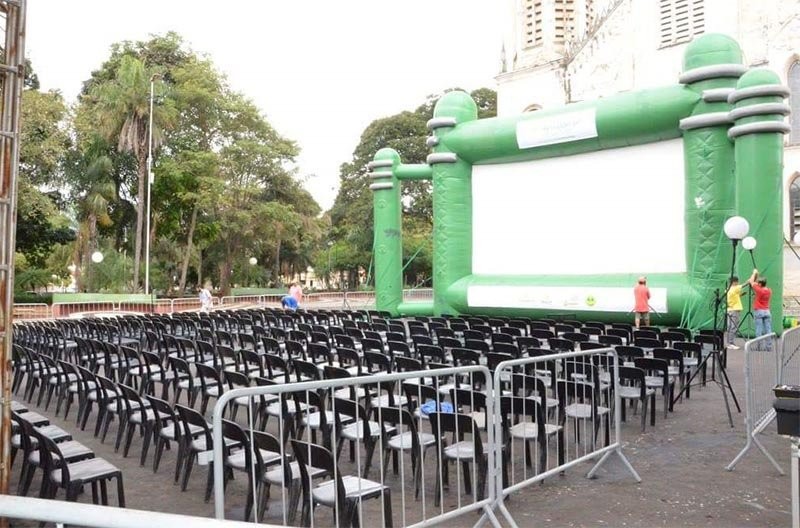 Super telão de cinema exibe “Mulher Maravilha” na praça Carlos Sampaio