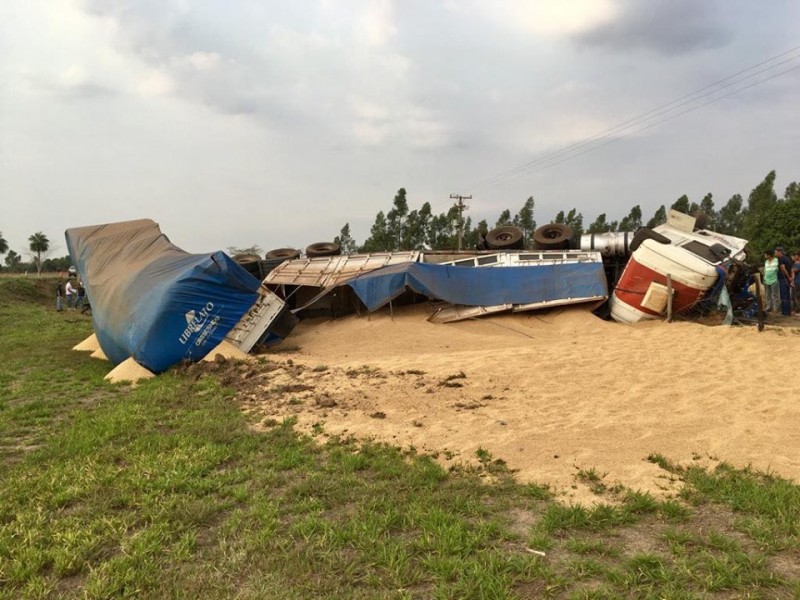 Carreta envolvida em grave acidente teve a carga furtada