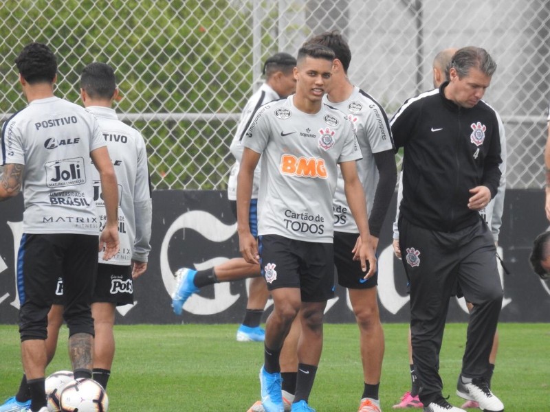 Pedrinho treina com bola e reforça o Corinthians contra o Fluminense