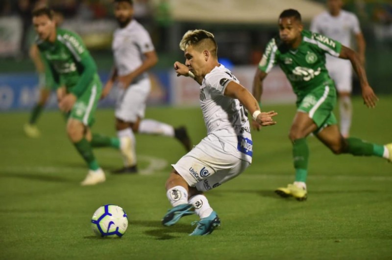 Santos bate a Chapecoense, vira líder e coloca pressão no Flamengo