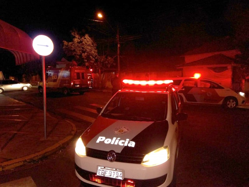 Polícia resgata mulher e criança de incêndio em imóvel