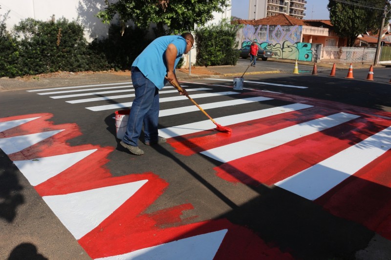 Trânsito reforça pintura de sinalização de faixas elevadas