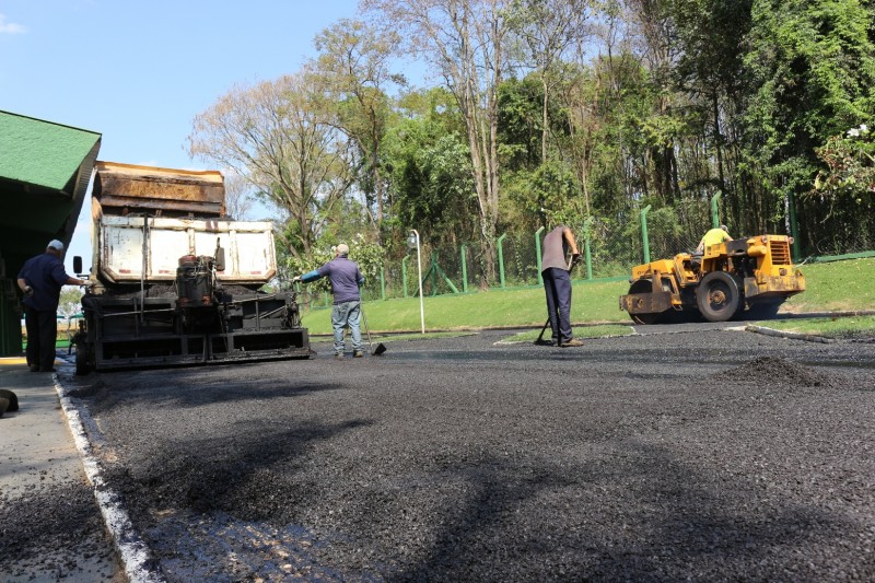 Prefeitura executa recapeamento em pátio do Lar Vicentino