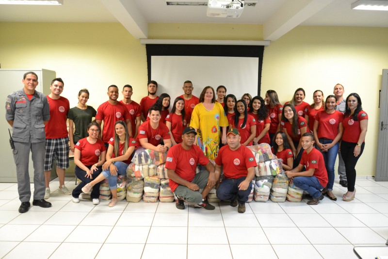 Corpo de Bombeiros entrega 28 cestas básicas a Santa Casa