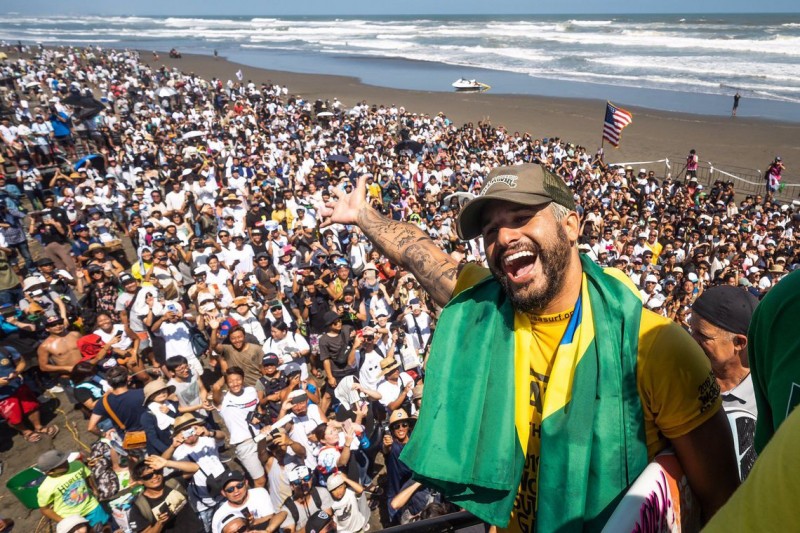 Ítalo Ferreira é campeão nos Jogos Mundiais de Surfe, no Japão