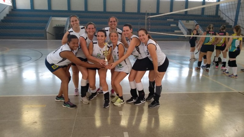 Equipe de Penápolis vence torneio de vôlei em Marília