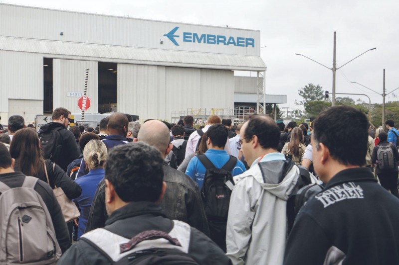 Funcionários da Embraer entram em greve em São José dos Campos