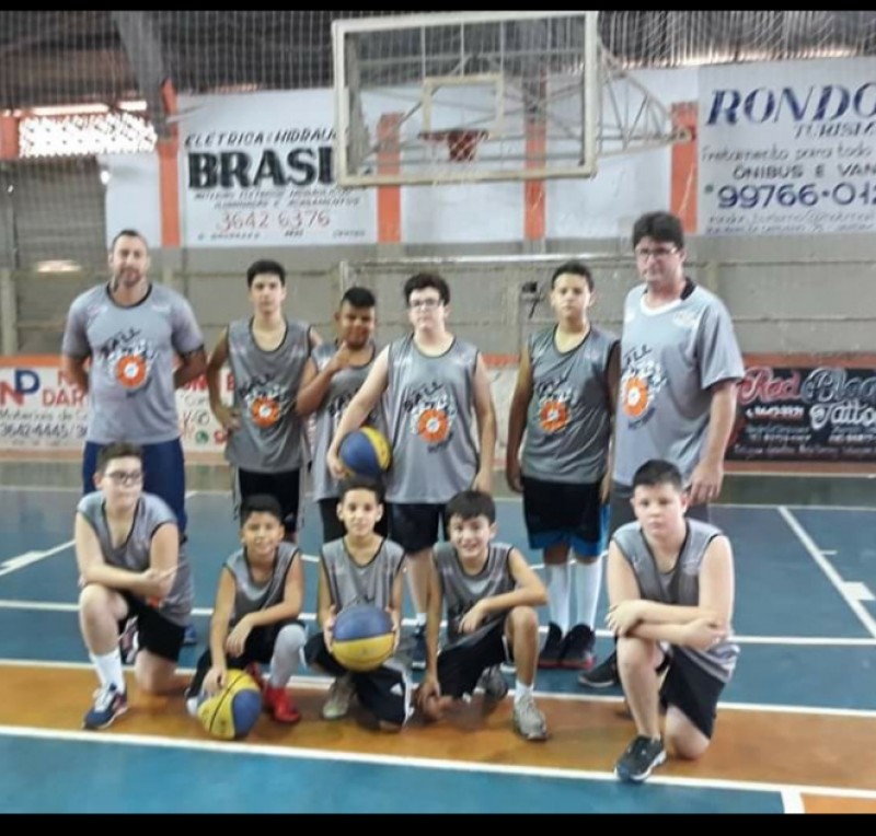 Basquete masculino sub-12 joga em Birigui