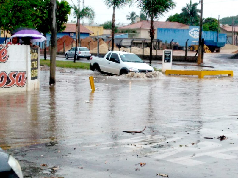 Chuva causa transtornos a motoristas em cruzamento de avenidas