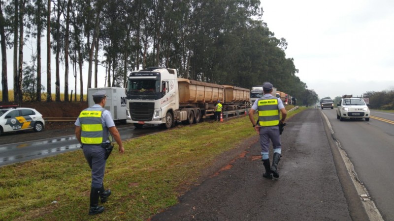 Mais 18 motoristas são autuados por veículo com excesso de peso