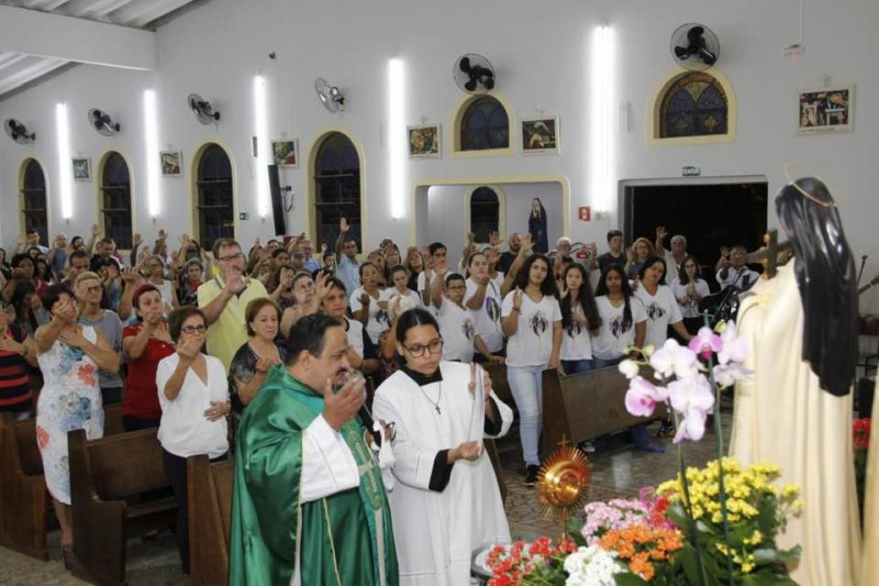 Paróquia Santa Teresinha comemora dia da Padroeira com Missa e Procissão Luminosa