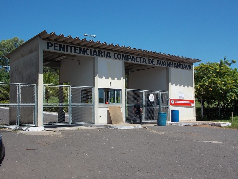 Jovem tenta entrar com drogas em penitenciária e é presa