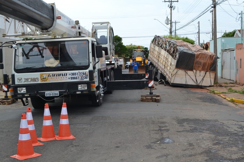 Asfalto cede e carroceria é 'engolida' por buraco em avenida