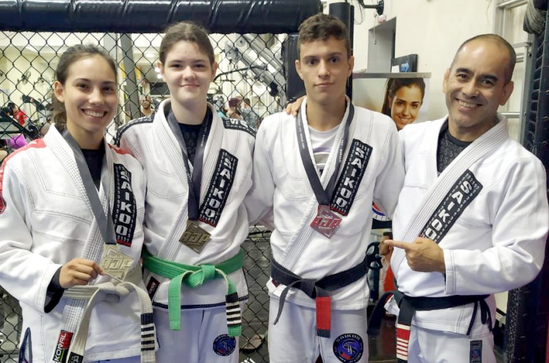 Atletas de jiu-jitsu participam  de competição internacional