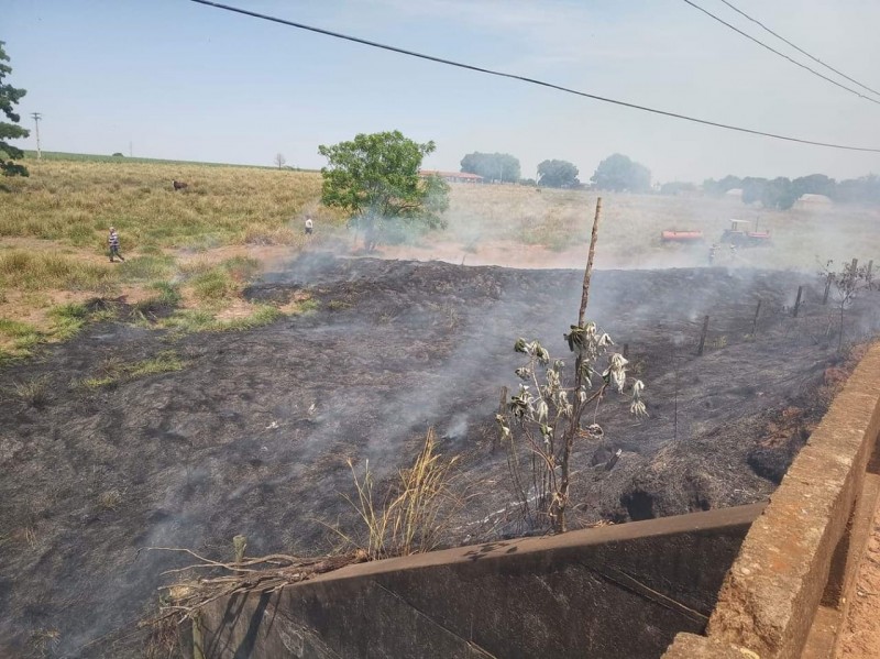 Incêndio devasta vegetação próximo a estrada rural e linha férrea