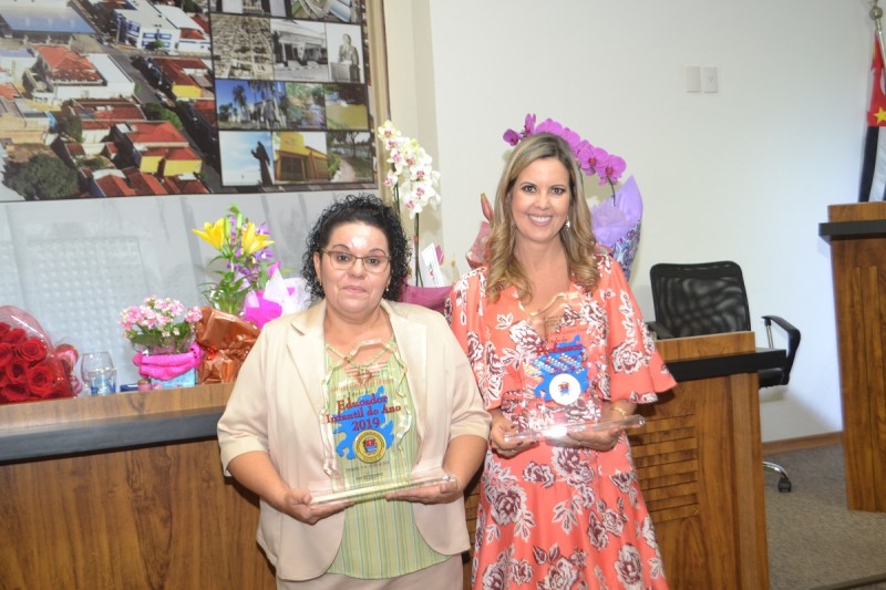 Professora Márcia e educadora Adriana recebem título na Câmara