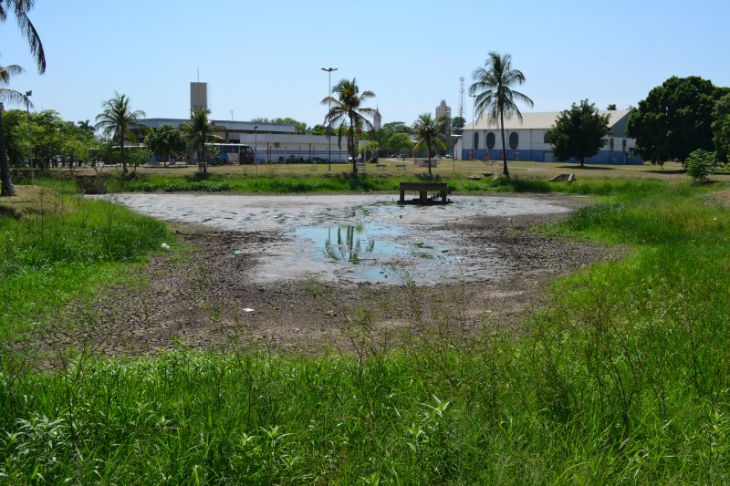 Lagoa seca chama atenção no Parque Maria Chica