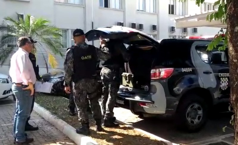 Policiais do Gate recolhem explosivos em casa de homem preso por estelionato