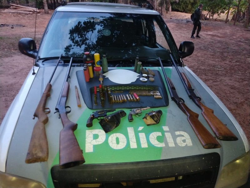 Polícia Ambiental prende armas em propriedade rural em Clementina