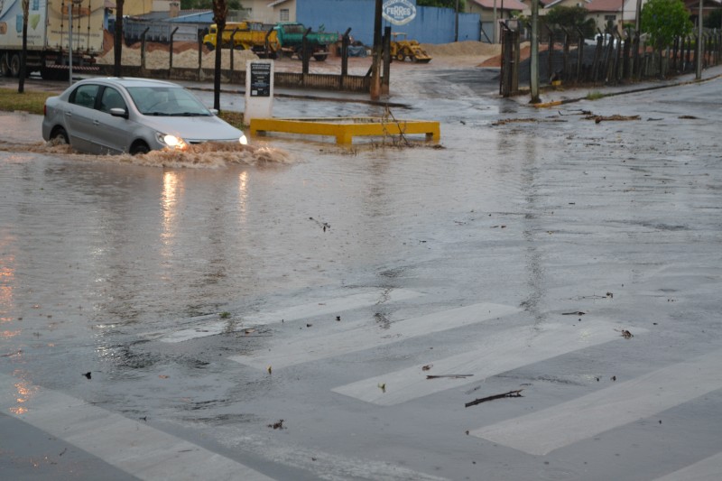 Cruzamento de avenidas volta a alagar e causar transtornos