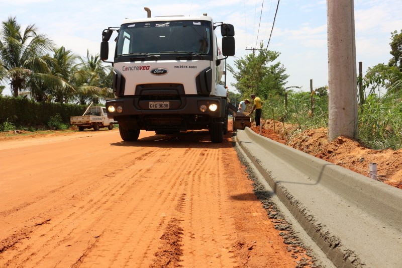 Prefeitura implanta guias e sarjetas na avenida Guilherme Lang