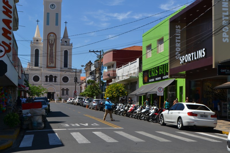 Aniversário altera atendimento de supermercados, comércio e órgãos