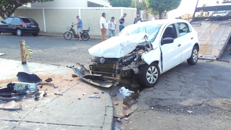 Estudante ‘invade’ depósito de bebidas com automóvel