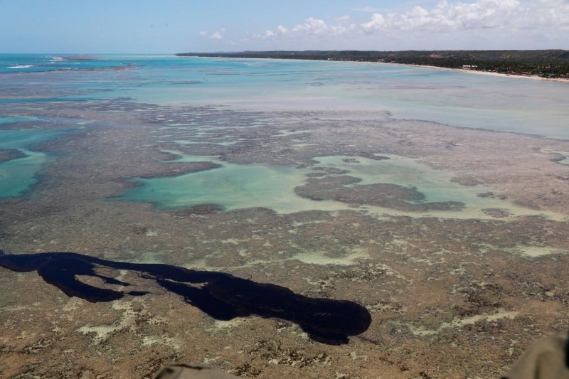 Detectadas manchas de óleo em nove praias de cinco estados do NE