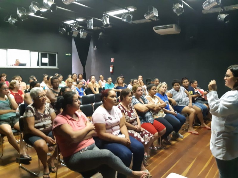 Mulheres participam de palestra do “Outubro Rosa” no Cras – Planalto