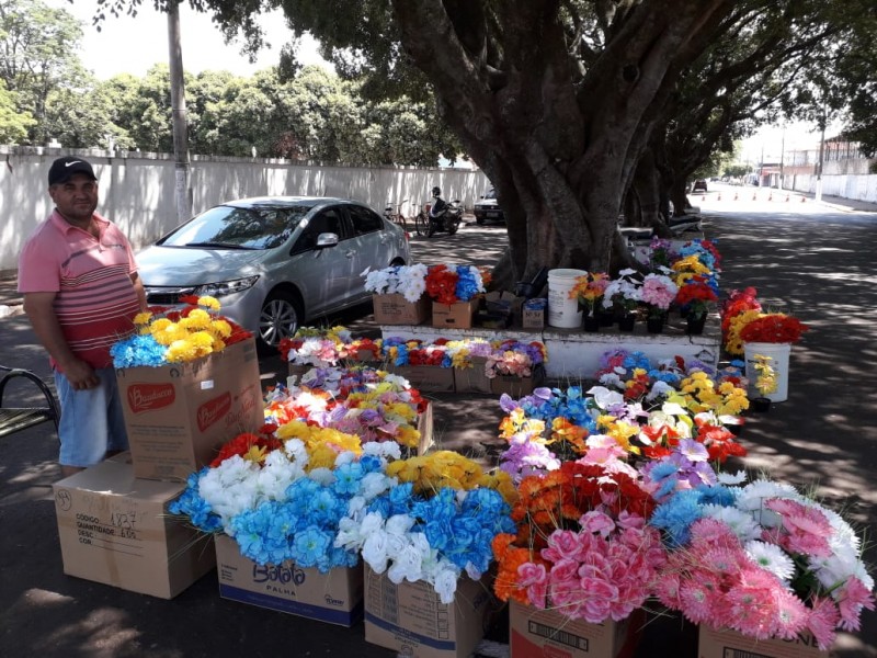 Dia de Finados movimenta comércio de velas e flores