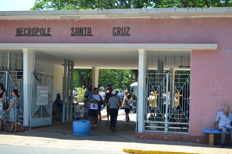 Cemitérios recebem milhares de visitantes durante feriado de Finados