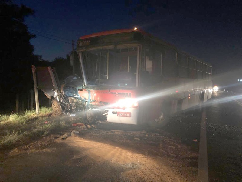 Lavrador morre ao bater carro de frente com ônibus em rodovia