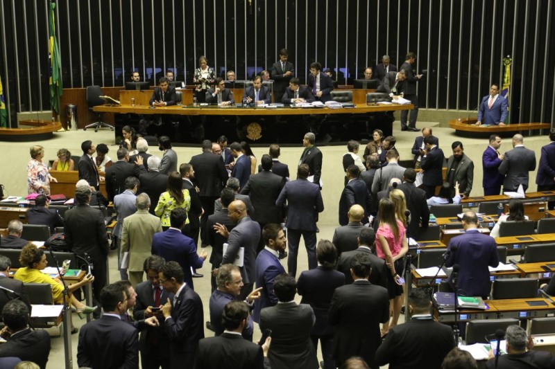 Plenário da Câmara aprova projeto sobre armas; texto segue para Senado