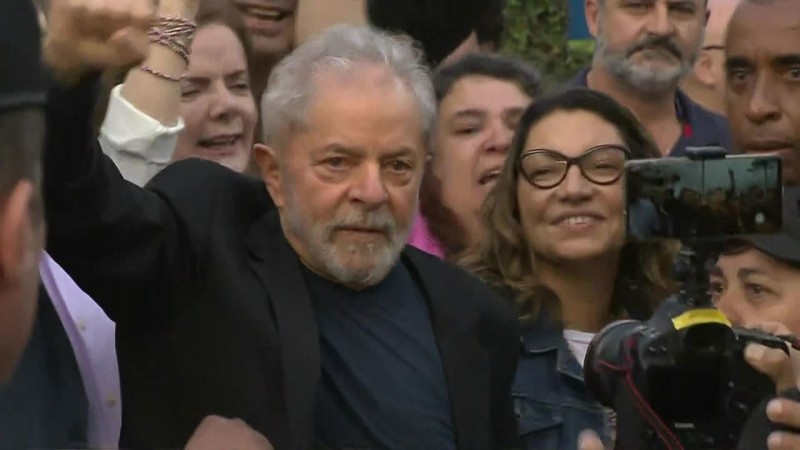 Lula deixa a prisão em Curitiba após decisão do STF