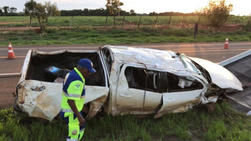 Metalúrgico embriagado colide carro com caminhonete em estrada