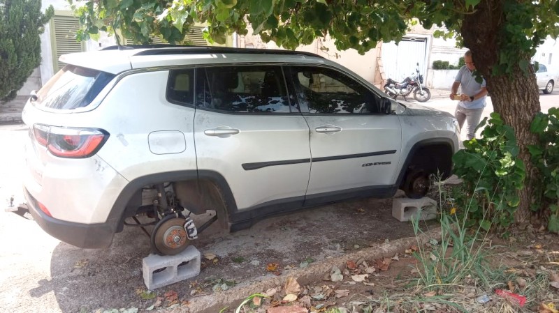 Carro levado em assalto é encontrado sem as rodas