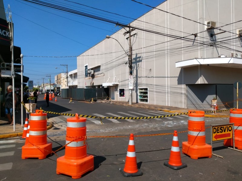 Área próxima ao shopping onde houve queda de marquise é interditada para perícia do CREA