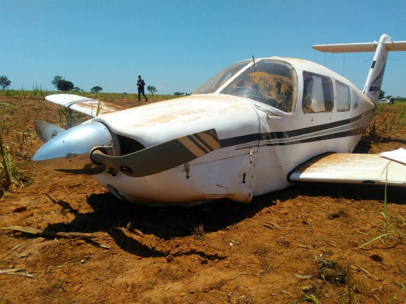 Piloto é socorrido após pouso forçado em canavial