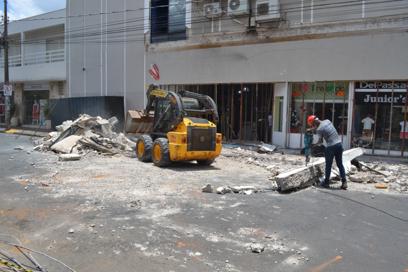 Diretoria do shopping informa que está em dia com obrigações