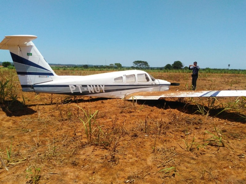 Investigadores recolhem partes de aeronave que fez pouso forçado