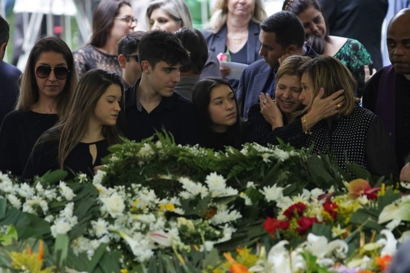 Apresentador Gugu Liberato é enterrado sob aplausos em São Paulo