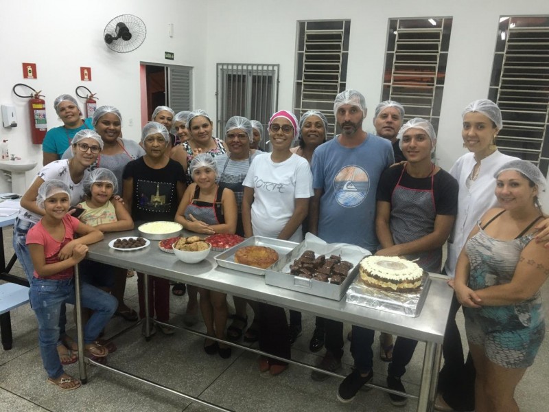 Fundo Social entrega certificados do curso de confeitaria básica