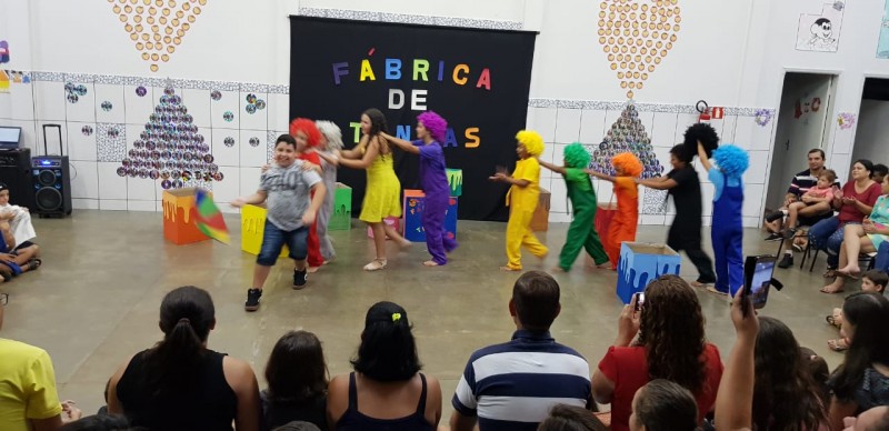 Alunos dos Cmeis fazem apresentações artísticas para familiares