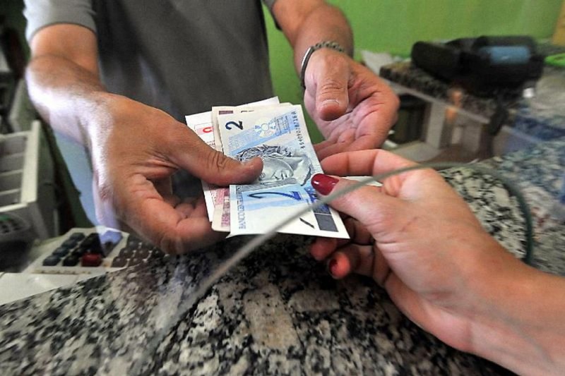 Percentual de famílias com dívidas sobe para 65,1% em novembro