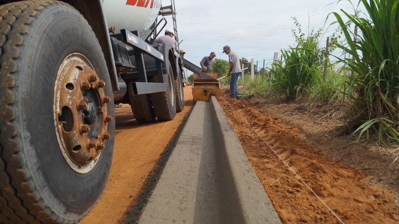 Prefeitura implanta guias e sarjetas na Marginal Rita Aguirre Monteiro