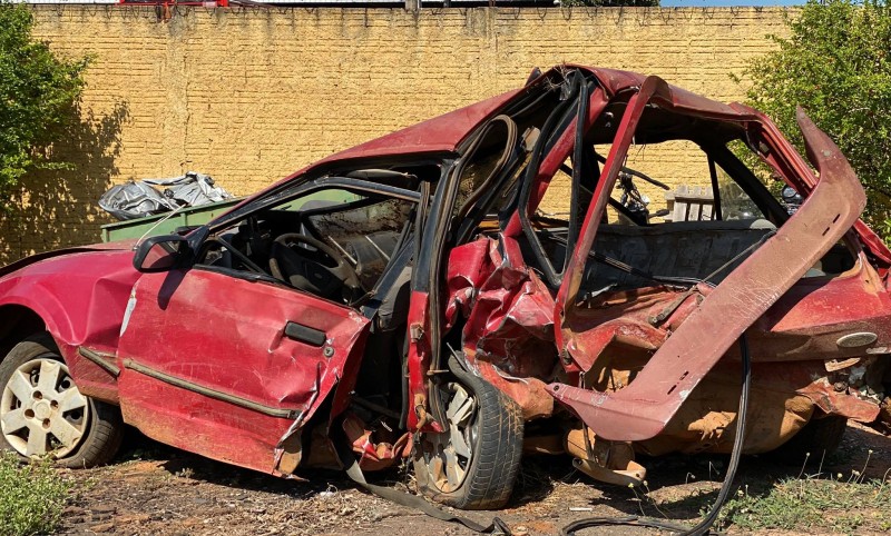 Estudante e criança de 2 anos morrem após veículo capotar na BR-153