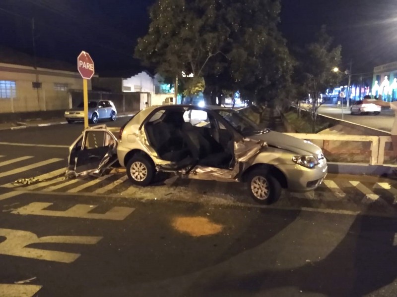 Auxiliares se ferem após colisão entre veículos em cruzamento no Centro