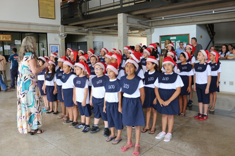 Paço Municipal recebe coral da escola Luiz Chrisóstomo