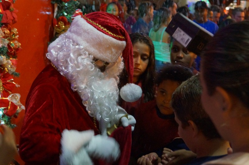 População prestigia lançamento da decoração natalina e chegada do Papai Noel